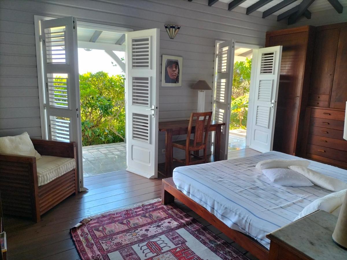 La Maison Bleue - Les Hauts De La Baie Terre-de-Bas Экстерьер фото